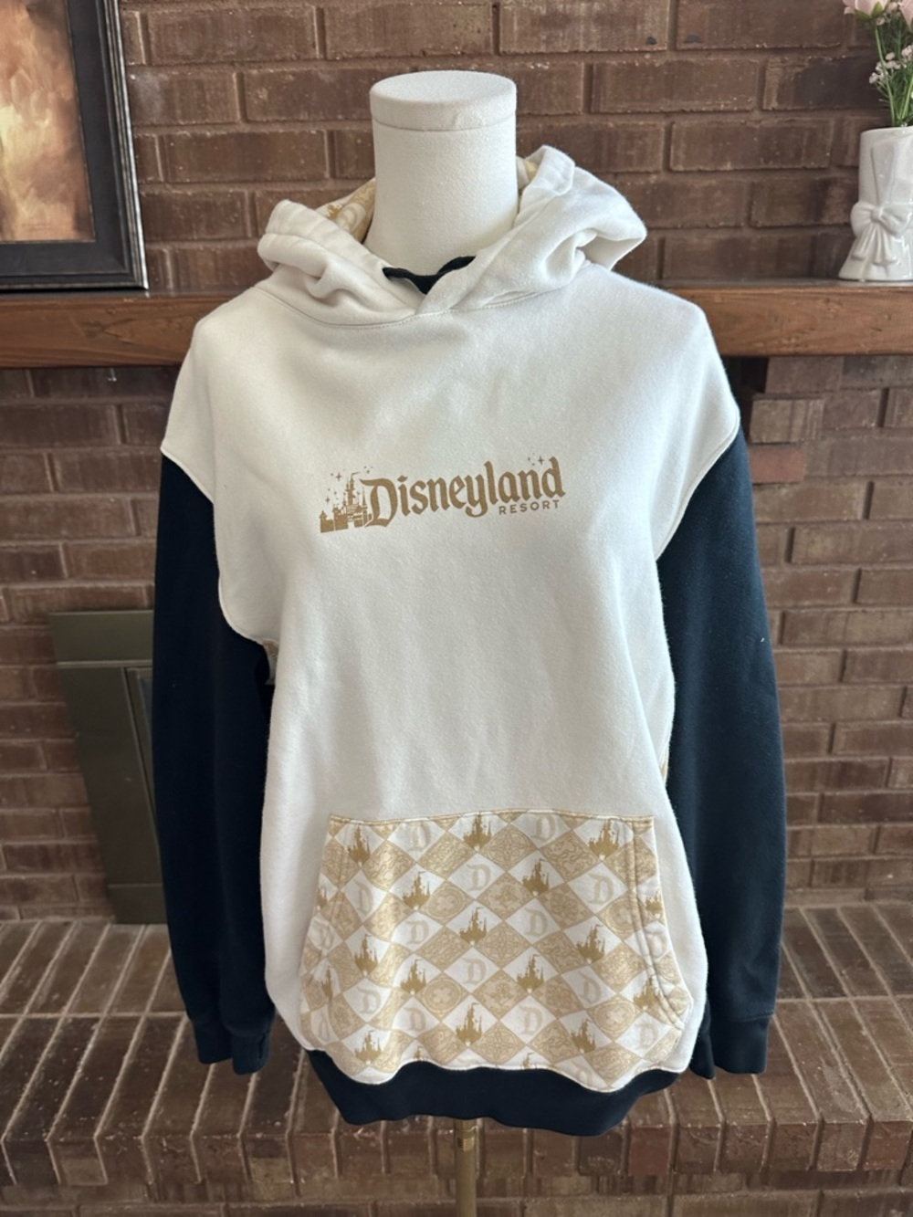Disney Parks Disneyland Sleeping Beauty Castle White/Gold/Black Hoodie - M